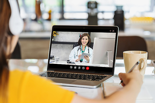 포토 JPG 해외이미지 행복 통신 태국 대화 미소 동양인 두명 노트북 약 건강관리 디지털 헤드폰 우정 환자 의사 비즈니스우먼 토론 강의 동료 부름 멀리 동영상 온라인강의 콜라보레이션 웨비나 해외202009 해외포토 여자 감정 아시아 음향기기 비즈니스 의학 관계 모션 표정 건강 관리 말하기 사람 인종 친구 전자제품 의료진 직장인 세미나 파일형식 언택트