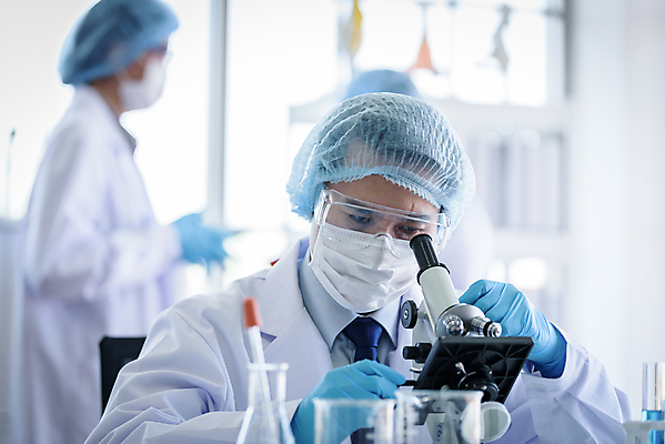 포토 JPG 해외이미지 응시 여자 남자 현미경 실험기구 마스크 사람 동양인 상반신 두명 앞모습 옆모습 집중 성인만 신약개발 해외202009 해외포토 시선 뷰포인트 과학 컨셉 인종 개발 파일형식 신약_의학