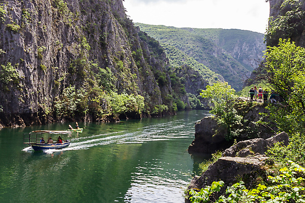 포토 JPG 해외이미지 나무 공원 유럽 호수 여행 자연 하늘 휴가 휴식 산 풍경 사람없음 야외 초록색 물 여름 파란색 강 골짜기 보트 숲 내추럴 해외202009 해외포토 자연요소 식물 계절 공공시설 나라 컬러 컨셉 배_교통 생태계 파일형식