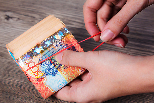 포토 JPG 해외이미지 손 종이 컨셉 지폐 돈 비즈니스 성공 사람없음 금융 경제 쪽지 저축 잡기 재산 투자 팩 이익 보물 우표 보험 계산서 월급 고립 소셜 위기 자금 비용 해외202009 해외포토 모션 신체부위 화장품 파일형식