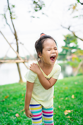 포토 JPG 해외이미지 라이프스타일 손 공원 여자 어린이 백그라운드 컨셉 신체 근육 스트레스 건강 한명 사람 동양인 약 고통 터치 흰색 마사지 상처 울음 어깨 목 문제 팔 테라피 돌봄 해외202009 해외포토 1 공공시설 감정 컬러 의학 모션 표정 인종 생활 신체부위 뷰티 파일형식
