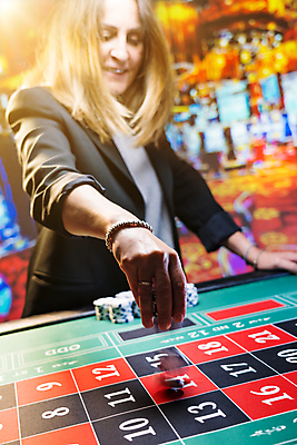 포토 JPG 해외이미지 백인 여자 남자 행복 돈 놀이 탁자 성공 한명 정장 성인 검은색 게임 우승 화려 행운 고급 도박 위험 카지노 클럽 기회 룰렛 중독 라스베가스 승자 플레이어 해외202009 해외포토 서양인 1 옷 감정 컬러 가구 컨셉 사람 최고 재산 파일형식