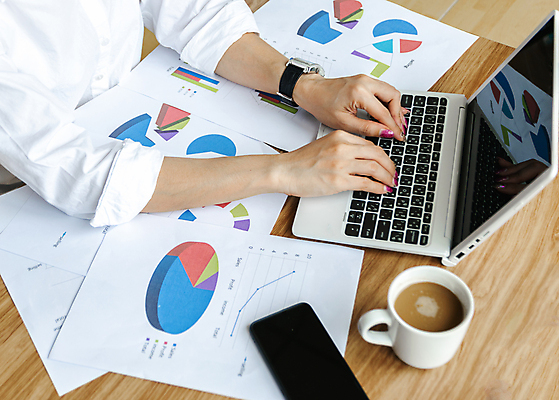 포토 JPG 해외이미지 직업 손 컨셉 비즈니스 통신 통계 성공 그래프 직장 사람 사람없음 금융 노트북 컴퓨터 사무실 공책 자료 공연 정보 성장 업무 작업 비즈니스맨 비즈니스우먼 목표 계획 토론 분석 보고서 준비 문서 투자 전자상거래 진행 마케팅 브레인스토밍 해외202009 해외포토 여자 남자 회사 문구용품 이벤트 신체부위 경제 전자제품 직장인 파일형식