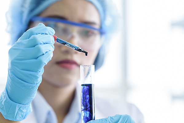 포토 JPG 해외이미지 실험기구 한명 들기 동양인 근접촬영 상반신 앞모습 아웃포커스 성인여자한명만 신약개발 해외202009 해외포토 1 뷰포인트 과학 모션 촬영기법 사람 인종 개발 여자한명만 성인여자만 파일형식 신약_의학