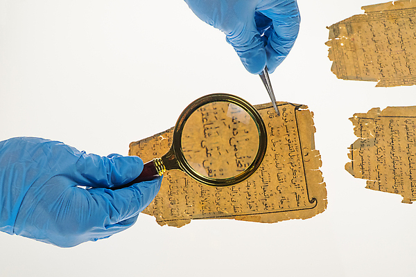 포토 JPG 해외이미지 교육 종교 종이 과학 장갑 백그라운드 캘리그라피 텍스트 유리 탁자 돋보기 관리 사람 사람없음 책 빛 스터디 수확 골동품 기록 역사 재산 확대 이슬람교 편지 읽기 과학자 박물관 복고 문학 페이지 신성 핀셋 고고학 대본 아랍어 옛날 오리지널 원고 필기체 해외202009 해외포토 직업 문자 잡화 가구 농업 모션 재질 금융 학습 도구 학자 파일형식