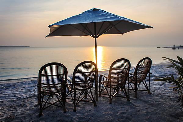 포토 JPG 해외이미지 모래 바다 섬 여행 의자 우산 휴가 그림자 앉기 풍경 사람없음 물 파란색 태양 여행객 일출 맑음 일몰 흰색 작음 그늘 땅 갑판 휴양지 엽서 코코넛 내추럴 파라다이스 해외202009 해외포토 자연요소 컬러 가구 배_교통 과일 모션 날씨 사람 노을 장소 크기 편지 파일형식