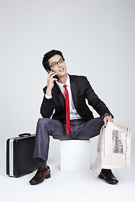 포토 JPG 스튜디오촬영 전신 직업 라이프스타일 남자 안경 포즈 와이셔츠 서류가방 가방 비즈니스 넥타이 한명 미소 웃음 들기 사람 앉기 동양인 정장 20대 성인 라이프 비즈니스라이프 스마트폰 한국인 직장인 사무원 비즈니스맨 신문 통화 남자만 남자한명만 성인남자만 청년만 청년남자만 청년남자한명만 성인한명만 성인남자한명만 성인만 국내포토 1 잡화 옷 셔츠 모션 실내 표정 인종 청년 생활 간행물 핸드폰 스마트기기 뉴스 파일형식