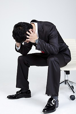 포토 JPG 스튜디오촬영 전신 직업 라이프스타일 남자 포즈 와이셔츠 비즈니스 넥타이 스트레스 피곤 고개숙이기 한명 사람 앉기 동양인 정장 손짓 20대 성인 라이프 비즈니스라이프 머리 고통 한국인 직장인 사무원 비즈니스맨 고민 남자만 남자한명만 성인남자만 청년만 청년남자만 청년남자한명만 성인한명만 성인남자한명만 성인만 국내포토 1 잡화 옷 감정 컨셉 셔츠 모션 실내 숙이기 인종 청년 생활 신체부위 파일형식