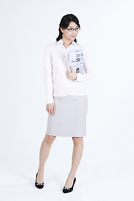 포토 JPG 스튜디오촬영 전신 직업 라이프스타일 여자 안경 포즈 비즈니스 한명 들기 누끼 사람 동양인 정장 20대 성인 라이프 비즈니스라이프 치마 한국인 직장인 사무원 비즈니스우먼 신문 카디건 블라우스 여자만 여자한명만 성인여자만 청년만 청년여자만 성인한명만 청년여자한명만 성인여자한명만 성인만 국내포토 1 잡화 옷 상의 모션 하의 실내 인종 청년 생활 간행물 외투 뉴스 파일형식