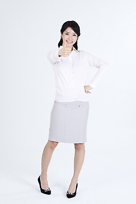 포토 JPG 스튜디오촬영 전신 직업 라이프스타일 여자 포즈 비즈니스 표정 한명 미소 웃음 누끼 사람 동양인 정장 손짓 20대 성인 라이프 비즈니스라이프 치마 한국인 엄지손가락 최고 직장인 사무원 비즈니스우먼 카디건 블라우스 여자만 여자한명만 성인여자만 청년만 청년여자만 성인한명만 청년여자한명만 성인여자한명만 성인만 국내포토 1 옷 상의 손가락 모션 하의 실내 인종 청년 생활 외투 파일형식