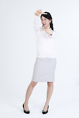 포토 JPG 스튜디오촬영 전신 직업 라이프스타일 여자 포즈 비즈니스 표정 윙크 한명 미소 웃음 누끼 사람 동양인 정장 손짓 20대 성인 라이프 비즈니스라이프 치마 한국인 직장인 사무원 비즈니스우먼 카디건 블라우스 여자만 여자한명만 성인여자만 청년만 청년여자만 성인한명만 청년여자한명만 성인여자한명만 성인만 국내포토 1 옷 상의 모션 하의 실내 인종 청년 생활 외투 파일형식