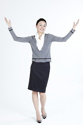 포토 JPG 스튜디오촬영 전신 직업 라이프스타일 여자 포즈 비즈니스 표정 한명 미소 웃음 누끼 사람 동양인 정장 손짓 20대 성인 라이프 비즈니스라이프 한국인 직장인 사무원 비즈니스우먼 여자만 여자한명만 성인여자만 청년만 청년여자만 성인한명만 청년여자한명만 성인여자한명만 성인만 국내포토 1 옷 모션 실내 인종 청년 생활 파일형식
