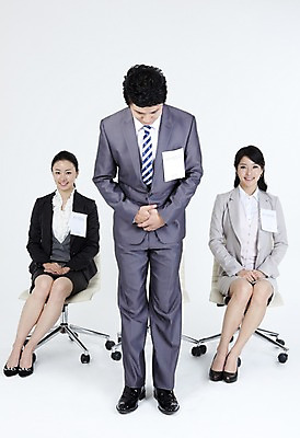 포토 JPG 스튜디오촬영 전신 직업 라이프스타일 여자 남자 포즈 의자 비즈니스 서기 미소 웃음 사람 앉기 동양인 정장 손짓 라이프 세명 비즈니스라이프 한국인 예절 인사 직장인 사무원 비즈니스맨 비즈니스우먼 이름표 동료 면접 손모으기 국내포토 옷 가구 관계 모션 실내 표정 인종 생활 파일형식