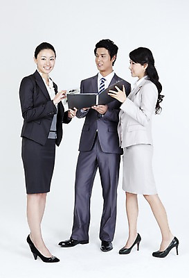 포토 JPG 스튜디오촬영 전신 직업 라이프스타일 여자 남자 포즈 비즈니스 협력 서기 미소 웃음 들기 누끼 사람 동양인 정장 라이프 세명 비즈니스라이프 한국인 업무 직장인 사무원 비즈니스맨 비즈니스우먼 작업실 동료 문서 파일 국내포토 옷 관계 모션 실내 표정 인종 생활 작업 파일형식
