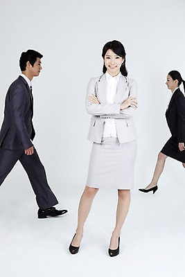 포토 JPG 스튜디오촬영 전신 직업 라이프스타일 여자 남자 포즈 비즈니스 서기 미소 웃음 사람 동양인 정장 라이프 세명 비즈니스라이프 걷기 팔짱 만남 한국인 직장인 사무원 비즈니스맨 비즈니스우먼 동료 국내포토 옷 컨셉 관계 모션 실내 표정 인종 생활 파일형식