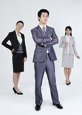 포토 JPG 스튜디오촬영 전신 직업 라이프스타일 여자 남자 포즈 비즈니스 서기 미소 웃음 누끼 사람 동양인 정장 손짓 라이프 세명 비즈니스라이프 팔짱 한국인 직장인 사무원 비즈니스맨 비즈니스우먼 동료 국내포토 옷 관계 모션 실내 표정 인종 생활 파일형식