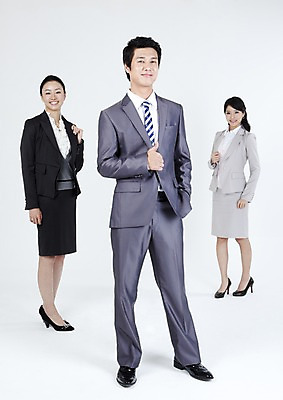 포토 JPG 스튜디오촬영 전신 직업 라이프스타일 여자 남자 포즈 비즈니스 서기 미소 웃음 누끼 사람 동양인 정장 손짓 라이프 세명 비즈니스라이프 한국인 최고 직장인 사무원 비즈니스맨 비즈니스우먼 동료 국내포토 옷 관계 모션 실내 표정 인종 생활 파일형식