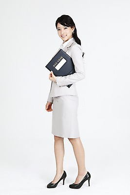 포토 JPG 스튜디오촬영 전신 직업 라이프스타일 여자 포즈 비즈니스 표정 한명 미소 웃음 들기 누끼 사람 동양인 정장 20대 성인 라이프 비즈니스라이프 한국인 직장인 사무원 비즈니스우먼 파일 결재 결재판 여자만 여자한명만 성인여자만 청년만 청년여자만 성인한명만 청년여자한명만 성인여자한명만 성인만 국내포토 1 옷 모션 실내 인종 청년 생활 파일형식