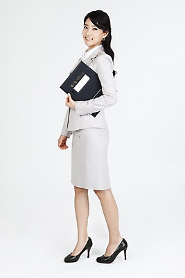 포토 JPG 스튜디오촬영 전신 직업 라이프스타일 여자 포즈 비즈니스 표정 한명 미소 웃음 들기 누끼 사람 동양인 정장 20대 성인 라이프 비즈니스라이프 한국인 직장인 사무원 비즈니스우먼 파일 결재 결재판 여자만 여자한명만 성인여자만 청년만 청년여자만 성인한명만 청년여자한명만 성인여자한명만 성인만 국내포토 1 옷 모션 실내 인종 청년 생활 파일형식