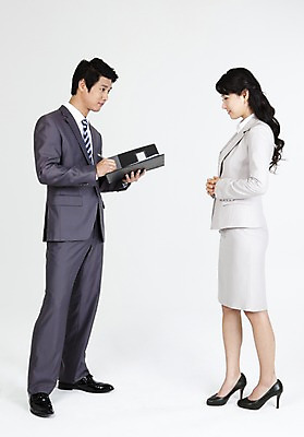 포토 JPG 스튜디오촬영 전신 직업 라이프스타일 여자 남자 포즈 비즈니스 서기 누끼 사람 동양인 정장 두명 라이프 옆모습 비즈니스라이프 필기구 펜 한국인 직장인 사무원 비즈니스맨 비즈니스우먼 상사 결재 손모으기 결재판 서명 국내포토 옷 뷰포인트 모션 문구용품 실내 인종 손짓 생활 파일형식