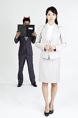 포토 JPG 스튜디오촬영 전신 직업 라이프스타일 여자 남자 포즈 비즈니스 뿔 무표정 서기 누끼 사람 동양인 정장 손짓 두명 라이프 비즈니스라이프 필기구 펜 한국인 직장인 사무원 비즈니스맨 비즈니스우먼 상사 악마 엿보기 결재 손모으기 결재판 국내포토 옷 감정 모션 문구용품 실내 표정 인종 생활 파일형식