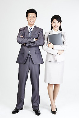 포토 JPG 스튜디오촬영 전신 직업 라이프스타일 여자 남자 포즈 비즈니스 협력 서기 미소 웃음 들기 누끼 사람 동양인 정장 두명 라이프 비즈니스라이프 팔짱 한국인 직장인 사무원 비즈니스맨 비즈니스우먼 동료 문서 파일 국내포토 옷 관계 모션 실내 표정 인종 생활 파일형식