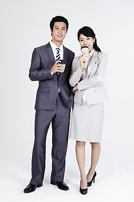 포토 JPG 스튜디오촬영 전신 직업 라이프스타일 여자 남자 여유 커피 음료 포즈 비즈니스 티타임 휴식 서기 미소 웃음 누끼 사람 동양인 정장 두명 라이프 비즈니스라이프 한국인 마시기 직장인 사무원 비즈니스맨 비즈니스우먼 차 동료 테이크아웃 국내포토 옷 감정 컨셉 관계 모션 실내 표정 인종 생활 파일형식