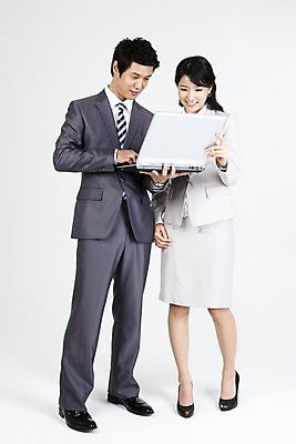 포토 JPG 스튜디오촬영 전신 직업 라이프스타일 여자 남자 포즈 비즈니스 협력 서기 미소 웃음 들기 누끼 사람 동양인 정장 두명 라이프 비즈니스라이프 노트북 컴퓨터 한국인 직장인 사무원 비즈니스맨 비즈니스우먼 동료 국내포토 옷 관계 모션 실내 표정 인종 생활 전자제품 파일형식