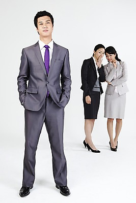 포토 JPG 스튜디오촬영 전신 직업 라이프스타일 여자 남자 포즈 비즈니스 대화 서기 누끼 사람 동양인 정장 손짓 라이프 세명 비즈니스라이프 한국인 직장인 사무원 비즈니스맨 비즈니스우먼 동료 뒷담화 잘난척 험담 국내포토 옷 관계 모션 실내 말하기 인종 생활 파일형식