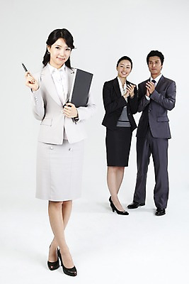 포토 JPG 스튜디오촬영 전신 직업 라이프스타일 여자 남자 포즈 비즈니스 협력 서기 미소 웃음 들기 누끼 사람 동양인 정장 손짓 라이프 세명 비즈니스라이프 필기구 펜 볼펜 한국인 직장인 사무원 비즈니스맨 비즈니스우먼 박수 동료 문서 파일 격려 국내포토 옷 감정 관계 모션 문구용품 실내 표정 인종 생활 파일형식