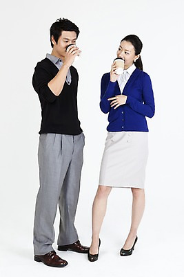 포토 JPG 스튜디오촬영 전신 직업 라이프스타일 여자 남자 여유 커피 음료 포즈 비즈니스 티타임 휴식 대화 서기 미소 웃음 누끼 사람 동양인 정장 두명 라이프 비즈니스라이프 한국인 마시기 직장인 사무원 비즈니스맨 비즈니스우먼 차 동료 테이크아웃 국내포토 옷 감정 컨셉 관계 모션 실내 표정 말하기 인종 생활 파일형식