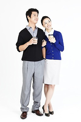 포토 JPG 스튜디오촬영 전신 직업 라이프스타일 커플 응시 여자 남자 커피 음료 포즈 비즈니스 티타임 휴식 서기 미소 웃음 누끼 사람 동양인 정장 두명 라이프 비즈니스라이프 팔짱 한국인 마시기 직장인 사무원 비즈니스맨 비즈니스우먼 차 동료 테이크아웃 사내커플 국내포토 시선 옷 컨셉 관계 모션 실내 표정 인종 생활 파일형식