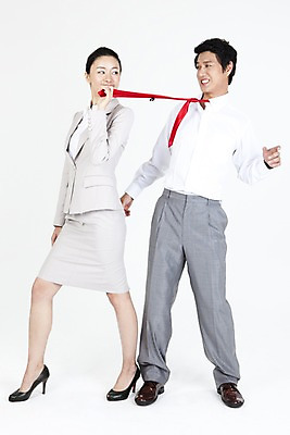 포토 JPG 스튜디오촬영 전신 직업 라이프스타일 여자 남자 포즈 비즈니스 넥타이 서기 미소 웃음 누끼 사람 동양인 정장 손짓 두명 라이프 비즈니스라이프 한국인 직장인 사무원 비즈니스맨 비즈니스우먼 당기기 동료 국내포토 잡화 옷 관계 모션 실내 표정 인종 생활 파일형식