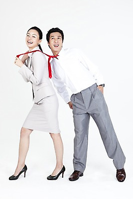 포토 JPG 스튜디오촬영 전신 직업 라이프스타일 여자 남자 포즈 비즈니스 넥타이 서기 미소 웃음 누끼 사람 동양인 정장 손짓 두명 라이프 비즈니스라이프 한국인 직장인 사무원 비즈니스맨 비즈니스우먼 당기기 동료 국내포토 잡화 옷 관계 모션 실내 표정 인종 생활 파일형식