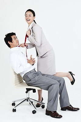 포토 JPG 스튜디오촬영 전신 직업 라이프스타일 여자 남자 포즈 의자 비즈니스 미소 웃음 누끼 사람 앉기 동양인 정장 손짓 두명 라이프 비즈니스라이프 한국인 직장인 사무원 비즈니스맨 비즈니스우먼 당기기 동료 국내포토 옷 가구 관계 모션 실내 표정 인종 생활 파일형식