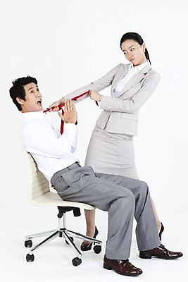 포토 JPG 스튜디오촬영 전신 직업 라이프스타일 여자 남자 포즈 의자 비즈니스 넥타이 누끼 사람 앉기 동양인 정장 손짓 두명 라이프 비즈니스라이프 한국인 직장인 사무원 비즈니스맨 비즈니스우먼 당기기 학대 동료 국내포토 잡화 옷 가구 관계 모션 실내 인종 생활 사회이슈 파일형식