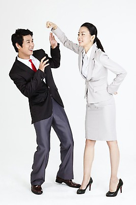 포토 JPG 스튜디오촬영 전신 직업 라이프스타일 여자 남자 포즈 비즈니스 누끼 사람 동양인 정장 손짓 두명 라이프 비즈니스라이프 한국인 펀치 직장인 사무원 비즈니스맨 비즈니스우먼 동료 국내포토 옷 관계 모션 실내 인종 생활 파일형식