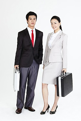 포토 JPG 스튜디오촬영 전신 직업 라이프스타일 여자 남자 포즈 서류가방 가방 비즈니스 협력 서기 미소 웃음 들기 누끼 사람 동양인 정장 두명 라이프 비즈니스라이프 한국인 직장인 사무원 비즈니스맨 비즈니스우먼 동료 국내포토 잡화 옷 관계 모션 실내 표정 인종 생활 파일형식
