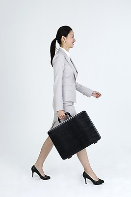 포토 JPG 스튜디오촬영 전신 직업 라이프스타일 여자 포즈 서류가방 가방 비즈니스 표정 한명 미소 웃음 들기 누끼 사람 동양인 정장 손짓 20대 성인 라이프 옆모습 비즈니스라이프 걷기 한국인 직장인 사무원 비즈니스우먼 여자만 여자한명만 성인여자만 청년만 청년여자만 성인한명만 청년여자한명만 성인여자한명만 성인만 국내포토 1 잡화 옷 뷰포인트 모션 실내 인종 청년 생활 파일형식