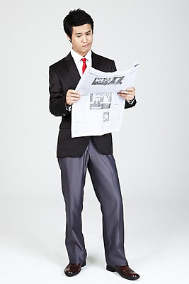 포토 JPG 스튜디오촬영 전신 직업 라이프스타일 응시 남자 포즈 와이셔츠 비즈니스 넥타이 표정 한명 누끼 사람 동양인 정장 20대 성인 라이프 비즈니스라이프 한국인 직장인 사무원 비즈니스맨 신문 남자만 남자한명만 성인남자만 청년만 청년남자만 청년남자한명만 성인한명만 성인남자한명만 성인만 국내포토 1 시선 잡화 옷 셔츠 실내 인종 청년 생활 간행물 뉴스 파일형식