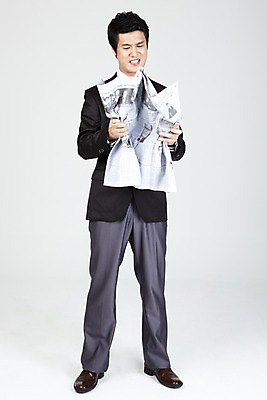 포토 JPG 스튜디오촬영 전신 직업 라이프스타일 남자 포즈 와이셔츠 비즈니스 넥타이 표정 한명 누끼 사람 동양인 정장 20대 성인 라이프 비즈니스라이프 한국인 분노 직장인 사무원 비즈니스맨 신문 찡그림 구김 남자만 남자한명만 성인남자만 청년만 청년남자만 청년남자한명만 성인한명만 성인남자한명만 성인만 국내포토 1 잡화 옷 감정 셔츠 모션 실내 인종 청년 생활 간행물 뉴스 파일형식