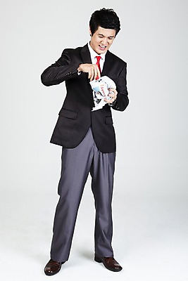 포토 JPG 스튜디오촬영 전신 직업 라이프스타일 남자 종이 포즈 와이셔츠 비즈니스 넥타이 표정 한명 누끼 사람 동양인 정장 손짓 20대 성인 라이프 비즈니스라이프 한국인 직장인 사무원 비즈니스맨 구김 남자만 남자한명만 성인남자만 청년만 청년남자만 청년남자한명만 성인한명만 성인남자한명만 성인만 국내포토 1 잡화 옷 셔츠 모션 실내 인종 청년 생활 파일형식