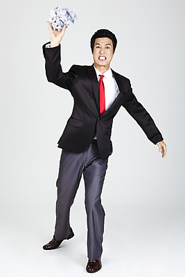 포토 JPG 스튜디오촬영 전신 직업 라이프스타일 남자 종이 포즈 와이셔츠 비즈니스 넥타이 스트레스 표정 한명 누끼 사람 동양인 정장 손짓 20대 성인 라이프 비즈니스라이프 한국인 분노 직장인 사무원 비즈니스맨 던지기 찡그림 뭉치 남자만 남자한명만 성인남자만 청년만 청년남자만 청년남자한명만 성인한명만 성인남자한명만 성인만 국내포토 1 잡화 옷 감정 셔츠 모션 실내 인종 청년 생활 파일형식