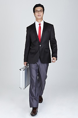 포토 JPG 스튜디오촬영 전신 직업 라이프스타일 남자 안경 포즈 와이셔츠 서류가방 비즈니스 넥타이 한명 들기 누끼 사람 동양인 정장 20대 성인 라이프 비즈니스라이프 걷기 한국인 직장인 사무원 비즈니스맨 남자만 남자한명만 성인남자만 청년만 청년남자만 청년남자한명만 성인한명만 성인남자한명만 성인만 국내포토 1 잡화 옷 셔츠 가방 모션 실내 인종 청년 생활 파일형식