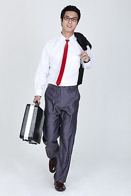 포토 JPG 스튜디오촬영 전신 직업 라이프스타일 남자 안경 포즈 와이셔츠 서류가방 가방 비즈니스 넥타이 한명 미소 웃음 들기 누끼 사람 동양인 정장 20대 성인 라이프 비즈니스라이프 걷기 재킷 한국인 직장인 사무원 비즈니스맨 남자만 남자한명만 성인남자만 청년만 청년남자만 청년남자한명만 성인한명만 성인남자한명만 성인만 국내포토 1 잡화 옷 셔츠 모션 실내 표정 인종 청년 생활 외투 파일형식
