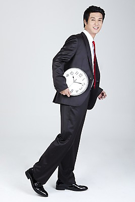 포토 JPG 스튜디오촬영 전신 직업 라이프스타일 남자 시계 포즈 와이셔츠 비즈니스 넥타이 한명 미소 웃음 들기 누끼 사람 동양인 정장 20대 성인 라이프 비즈니스라이프 걷기 한국인 시간 직장인 사무원 비즈니스맨 벽시계 남자만 남자한명만 성인남자만 청년만 청년남자만 청년남자한명만 성인한명만 성인남자한명만 성인만 국내포토 1 잡화 옷 셔츠 모션 실내 표정 인종 청년 생활 파일형식