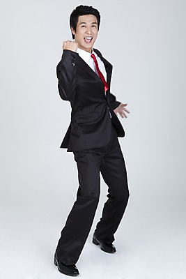 포토 JPG 스튜디오촬영 전신 직업 라이프스타일 남자 포즈 와이셔츠 비즈니스 넥타이 표정 한명 누끼 사람 동양인 정장 손짓 20대 성인 라이프 비즈니스라이프 파이팅 주먹 기쁨 한국인 직장인 사무원 비즈니스맨 남자만 남자한명만 성인남자만 청년만 청년남자만 청년남자한명만 성인한명만 성인남자한명만 성인만 국내포토 1 잡화 옷 감정 셔츠 모션 실내 인종 청년 생활 파일형식