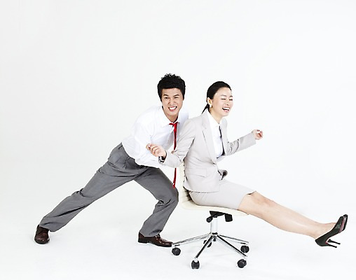 포토 JPG 스튜디오촬영 전신 직업 라이프스타일 여자 남자 포즈 의자 장난 비즈니스 협력 누끼 사람 앉기 동양인 정장 두명 라이프 비즈니스라이프 한국인 직장인 사무원 비즈니스맨 비즈니스우먼 밀기 동료 즐거움 국내포토 옷 감정 가구 관계 모션 실내 인종 생활 파일형식