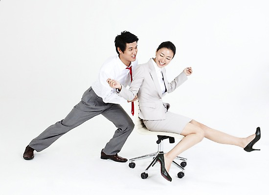 포토 JPG 스튜디오촬영 전신 직업 라이프스타일 여자 남자 포즈 의자 장난 비즈니스 협력 미소 웃음 누끼 사람 앉기 동양인 정장 두명 라이프 비즈니스라이프 한국인 직장인 사무원 비즈니스맨 비즈니스우먼 밀기 동료 즐거움 국내포토 옷 감정 가구 관계 모션 실내 표정 인종 생활 파일형식