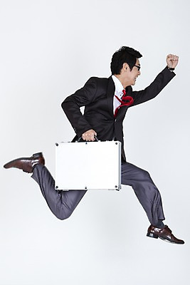 포토 JPG 스튜디오촬영 전신 직업 라이프스타일 남자 안경 와이셔츠 서류가방 가방 비즈니스 넥타이 한명 들기 누끼 사람 동양인 정장 20대 성인 라이프 비즈니스라이프 달리기 경쟁 한국인 직장인 사무원 비즈니스맨 바쁨 남자만 남자한명만 성인남자만 청년만 청년남자만 청년남자한명만 성인한명만 성인남자한명만 성인만 국내포토 1 잡화 옷 컨셉 셔츠 모션 실내 인종 청년 생활 파일형식